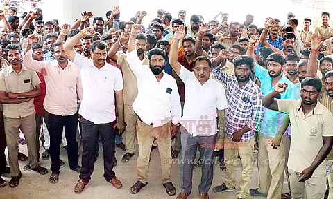 களப்பணியாளர்கள் காத்திருப்பு போராட்டம்