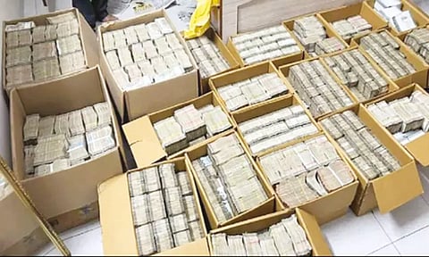 காண்டிராக்டர் படுக்கை அறையில் கட்டுக்கட்டாக ரூ.42 கோடி சிக்கியது - தேர்தலில் வாக்காளர்களுக்கு பட்டுவாடா செய்ய பதுக்கலா?