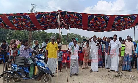 மாற்றுவழி ஏற்படுத்தி தரக்கோரி கிராம மக்கள் போராட்டம்