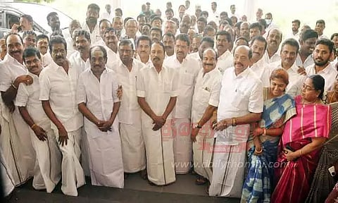 ஈரோடு மாவட்டத்தில்2 இடங்களில் சுங்கச்சாவடிகள் அமைக்க எதிர்ப்புகலெக்டரிடம், முன்னாள் அமைச்சர்கள் மனு