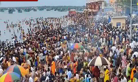 மகாளய அமாவாசை - முன்னோர்களுக்கு தர்ப்பணம் கொடுத்து பொதுமக்கள் வழிபாடு..!