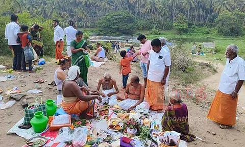 ஆழியாற்றில் திதி கொடுத்து பக்தர்கள் வழிபாடு