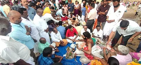 பேரூர் படித்துறையில் முன்னோர்களுக்கு தர்ப்பணம் கொடுத்து பொதுமக்கள் வழிபாடு