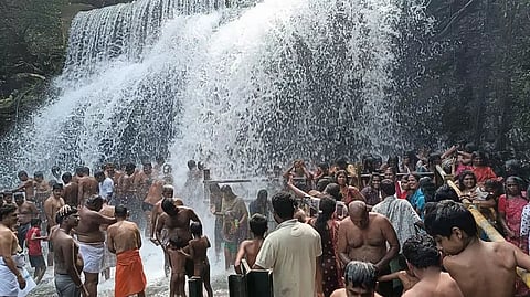 மகாளய அமாவாசையையொட்டிசுருளி அருவியில் நீராடி முன்னோர்களுக்கு தர்ப்பணம்