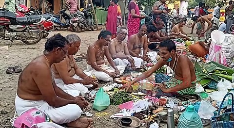 முன்னோர்களுக்கு தர்ப்பணம் கொடுத்து பொதுமக்கள் வழிபாடு