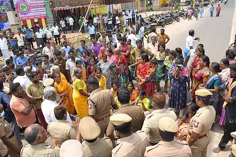 தேனி ராஜவாய்க்காலில்ஆக்கிரமிப்புகளை அகற்றும் பணி 2-வது நாளாக தீவிரம்:பொதுமக்கள் சாலை மறியல்