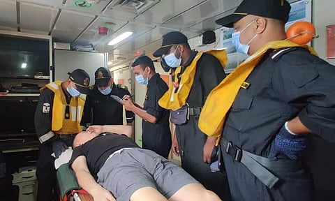 கப்பல் பயணத்தில் பக்கவாதத்தால் பாதிக்கப்பட்ட சீன நாட்டுக்காரர்; கடலோர காவல்படை மீட்டது