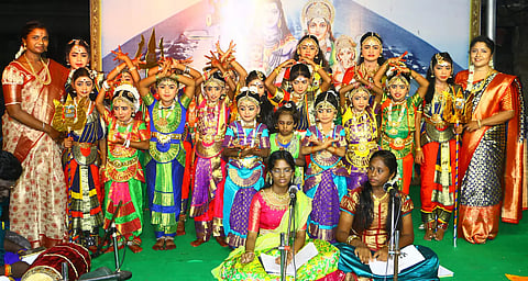 மாணவிகளின் பரதநாட்டிய நிகழ்ச்சி