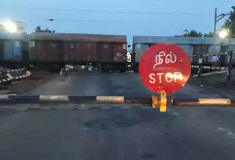 ரெயில்வே கேட் 1 மணி நேரம் மூடப்பட்டது