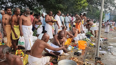 முன்னோர்களுக்கு தர்ப்பணம் செய்த பொதுமக்கள்