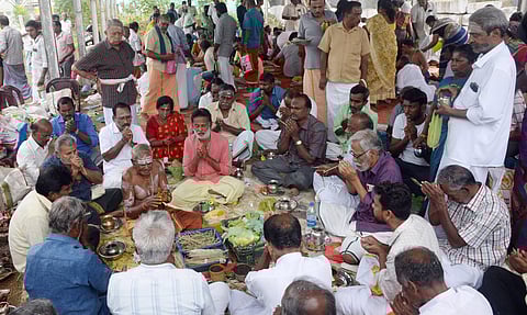 முன்னோர்களுக்கு பொதுமக்கள் தர்ப்பணம்