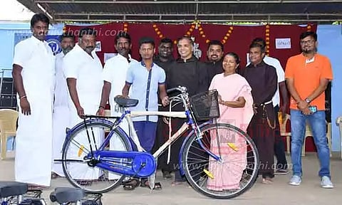 மாணவர்களுக்கு விலையில்லா சைக்கிள்கள்