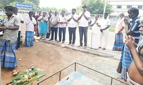 சாலை-குடிநீர் குழாய் அமைப்பதற்கு பூமிபூஜை
