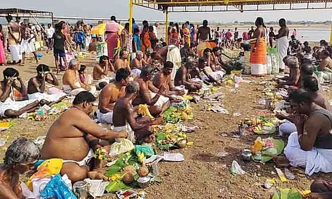 காவிரி ஆற்றில் பொதுமக்கள் முன்னோர்களுக்கு தர்ப்பணம்