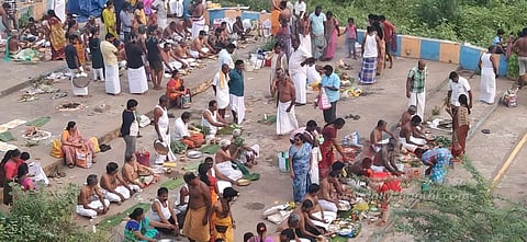 மகாளய அமாவாசையையொட்டிமேட்டூர் காவிரி ஆற்றில் குவிந்த பொதுமக்கள்முன்னோர்களுக்கு தர்ப்பணம் கொடுத்து வழிபட்டனர்