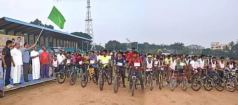 சேலத்தில்அண்ணா சைக்கிள் போட்டி; 600 மாணவ, மாணவிகள் பங்கேற்புகலெக்டர், எம்.எல்.ஏ. தொடங்கி வைத்தனர்
