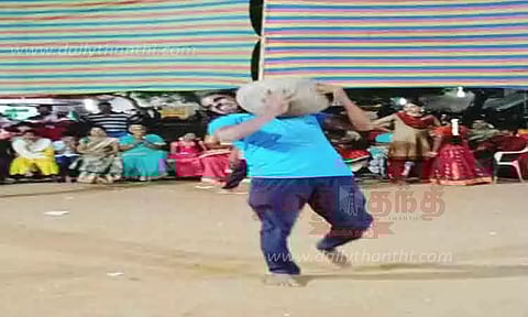 கோவில் விழாவில் இளவட்ட கல் போட்டி