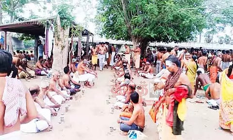 திருச்சுழி குண்டாற்றில் முன்னோர்களுக்கு தர்ப்பணம்