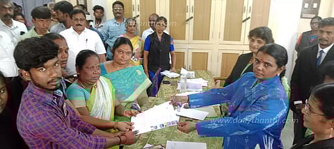 சேலம் மாவட்டத்தில் நடந்தமக்கள் நீதிமன்றம் மூலம் 210 வழக்குகளுக்கு தீர்வுவிபத்தில் இறந்த தொழிலாளியின் மனைவிக்கு ரூ.13¼ லட்சம் இழப்பீடு