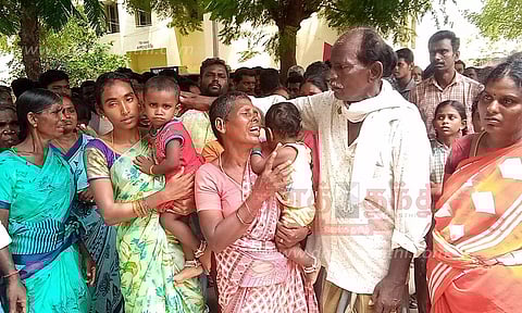 மின்சாரம் பாய்ந்து இறந்த ஆசிரியர் உடலை வாங்க மறுத்து மருத்துவமனையை உறவினர்கள் முற்றுகை