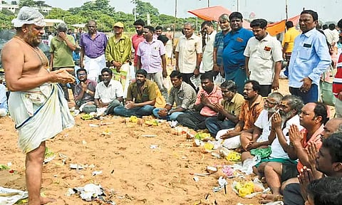 மகாளய அமாவாசை: முன்னோர்களுக்கு தர்ப்பணம் கொடுத்து பொதுமக்கள் வழிபாடு