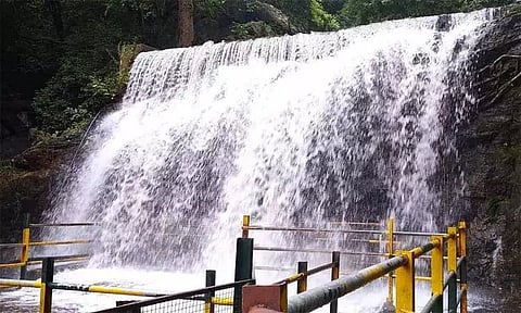 சுருளி அருவியில் சுற்றுலா பயணிகள் குளிக்க தடை