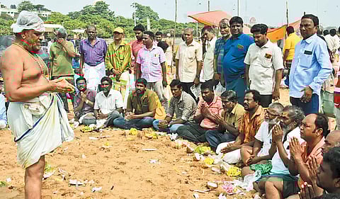 மகாளய அமாவாசை: முன்னோர்களுக்கு தர்ப்பணம் கொடுத்து பொதுமக்கள் வழிபாடு - மெரினா கடற்கரையில் திரளானோர் பங்கேற்பு