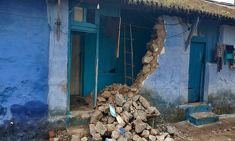 வீட்டை இடித்து தள்ளிய காட்டு யானைகள்