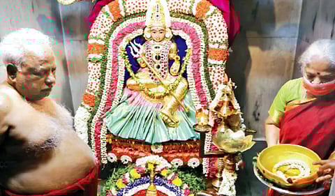 நவராத்திரி விழா மேல்மருவத்தூர் கோவிலில் அகண்ட தீபம் - பங்காரு அடிகளார் ஏற்றி வைத்தார்