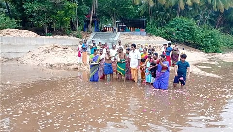 மூலவைகை ஆற்றில் நீர்வரத்து:மலர் தூவி வரவேற்ற பொதுமக்கள்