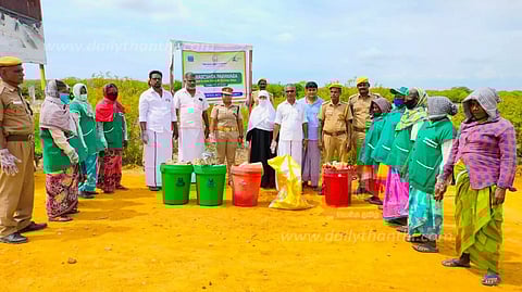 அலையாத்திக்காட்டில் தூய்மை பணி