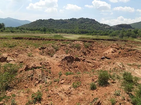 மயிலாடும்பாறை அருகேகண்மாயில் மண் அள்ளும் கும்பல்