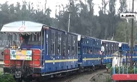 ஊட்டி மலை ரெயில் சேவை தொடங்கி 115-வது ஆண்டு கொண்டாட்டம் - சுற்றுலா பயணிகளுக்கு உற்சாக வரவேற்பு