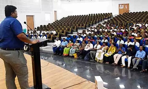 சிறப்பாக பணியாற்றிய மருத்துவ பணியாளர்களுக்கு பாராட்டு