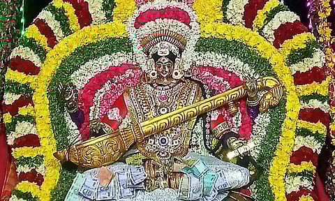 பெரியநாயகி அம்மன் கோவிலில் ஊஞ்சல் உற்சவம்