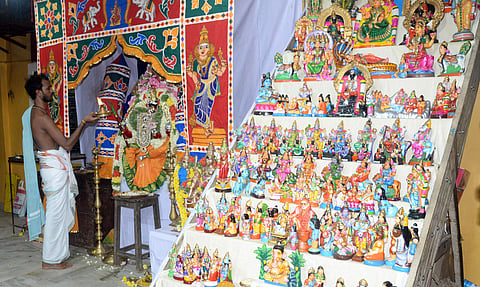 நவராத்திரி விழா தொடங்கியது