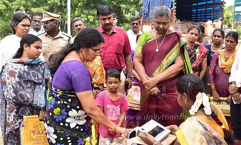 நடமாடும் ரேஷன்கடை மூலம் பொருட்கள் வினியோகம்