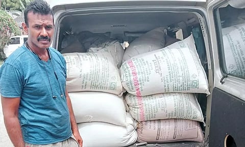 காரில் கடத்தப்பட்ட 1¾ டன் ரேஷன் அரிசி பறிமுதல்