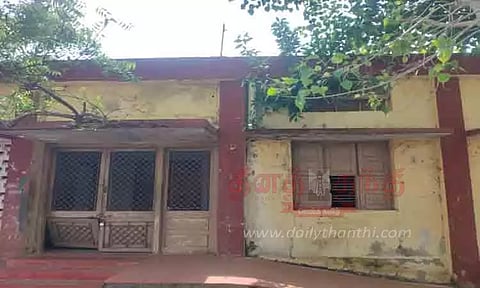 அரசு பள்ளியில் சேதமடைந்த ஆய்வகம்