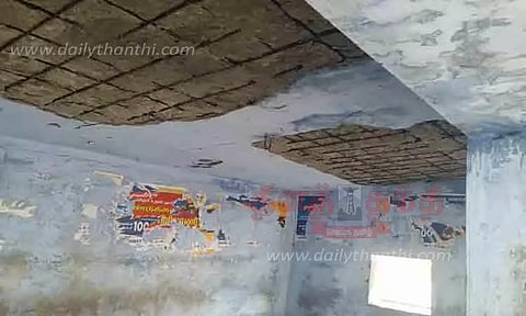 சேதமடைந்த நிழற்குடையை அகற்ற கோரிக்கை