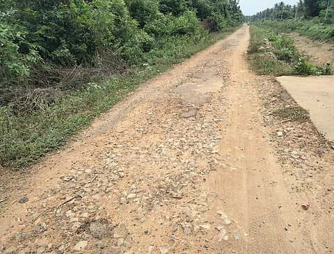 குண்டும், குழியுமான சாலையை சீரமைக்க வேண்டும்