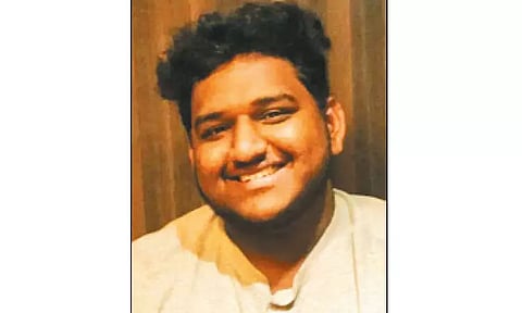 மோட்டார்சைக்கிளில் சென்றபோது மின்னல் தாக்கி என்ஜினீயரிங் மாணவர் சாவு