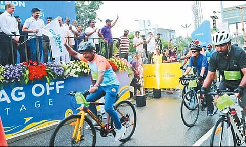 அதிகாலை பொழுதில் உற்சாக பயணம்: சென்னை கிழக்கு கடற்கரை சாலையில் சைக்கிள் போட்டி