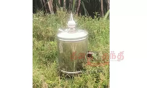 உசிலம்பட்டி அருகே தோட்டத்தில் கேட்பாரற்று கிடந்த உண்டியல்
