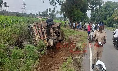 பவானிசாகர் அருகே லாரி கவிழ்ந்து விபத்து
