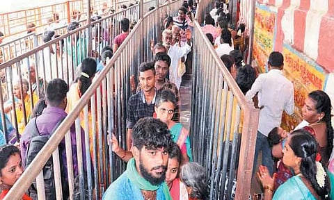 திருத்தணி முருகன் கோவிலில் திரளான பக்தர்கள் சாமி தரிசனம்