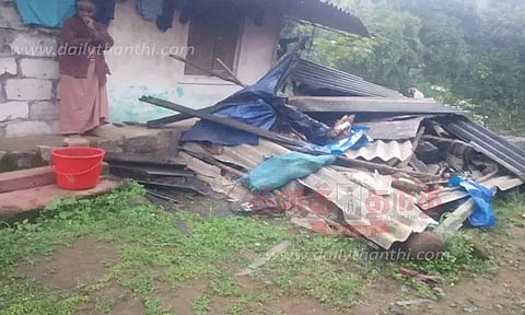 கொட்டகையை சேதப்படுத்திய காட்டு யானை