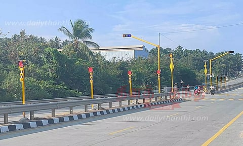 பொதுமக்கள் கடக்கும் இடங்களில் எச்சரிக்கை விளக்குகள்