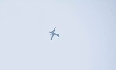 தாழ்வாக பறந்தபடி வானில் வட்டமடித்த விமானம்