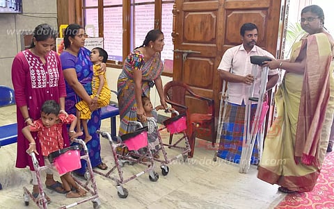 குறைதீர்க்கும் நாள் கூட்டத்தில்மாற்றுத்திறனாளிகளுக்கு நலத்திட்ட உதவிகள்கலெக்டர் உமா வழங்கினார்